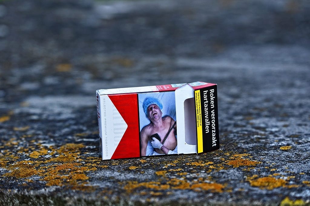 Cigarette Tobacco Smoking Nicotine  - MabelAmber / Pixabay